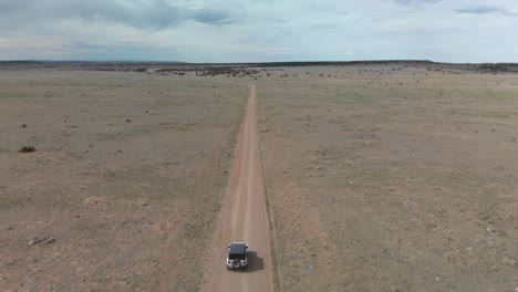la antena de cambio de inclinación cambia de perspectiva siguiendo un jeep en la carretera del desierto
