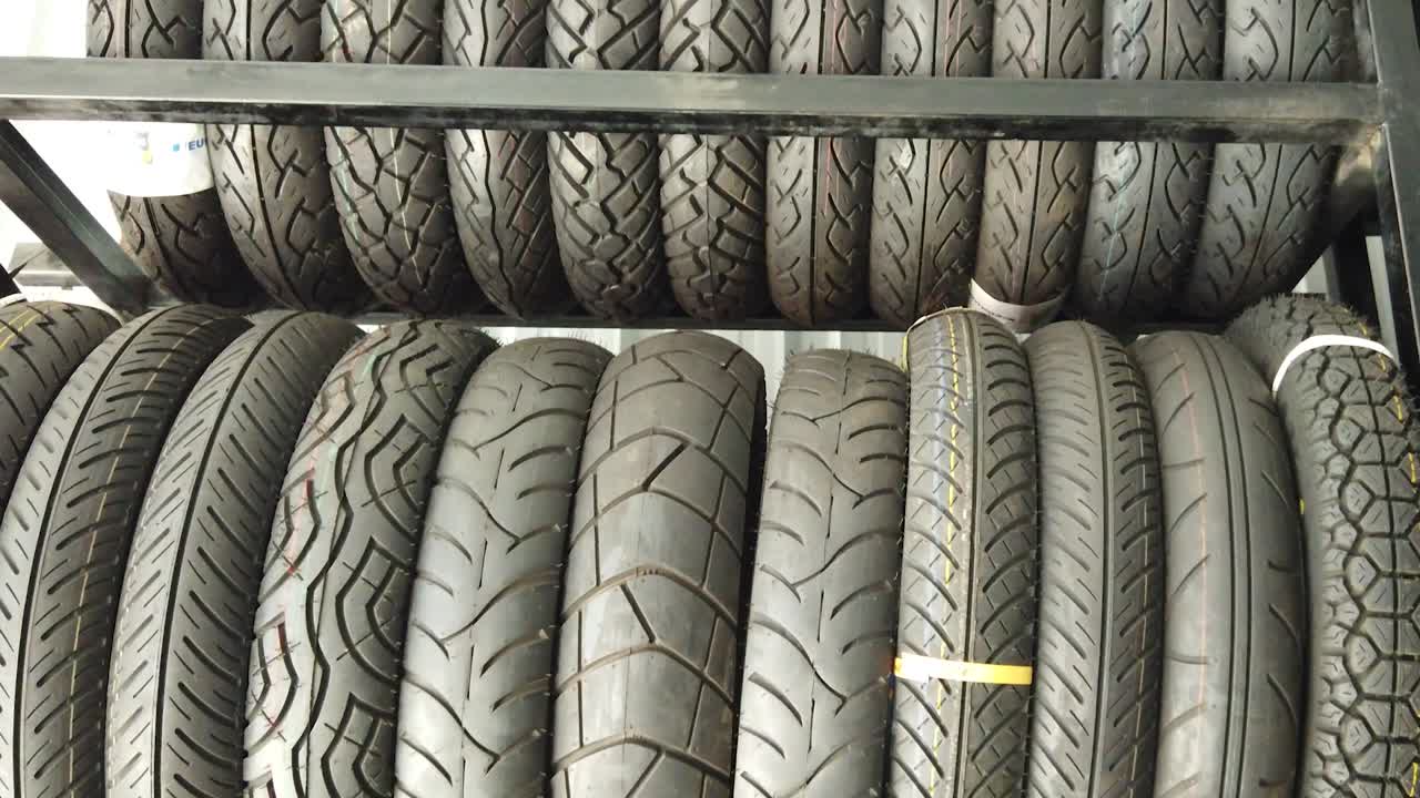 neumáticos para automóviles y bicicletas en el almacén de la tienda de neumáticos