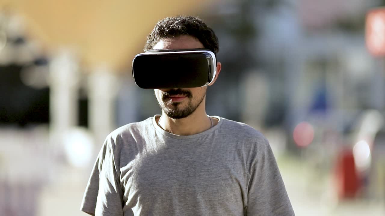 hombre alegre en auriculares vr en la calle