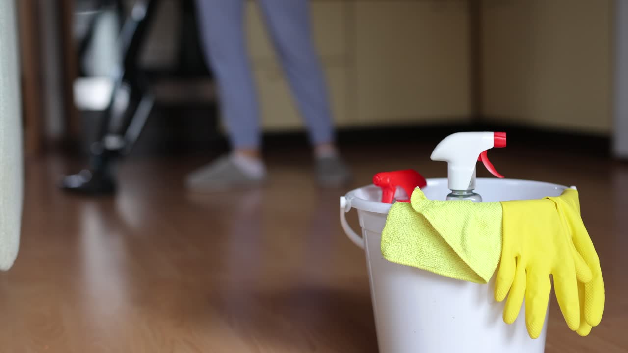 바닥에 버에 4k 비디오 영상 세제와 여성이 배경에서 그녀의 집을 청소