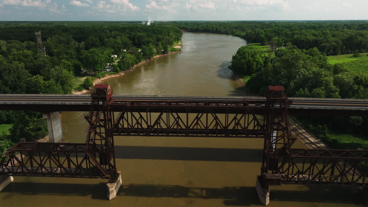 Fiume White e ponte vicino al Twin City Riverfront Park, Arkansas, USA - ripresa aerea