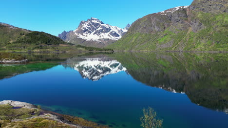 el fiordo cerca de husjord, noruega en verano: majestuosas montañas y reflejos