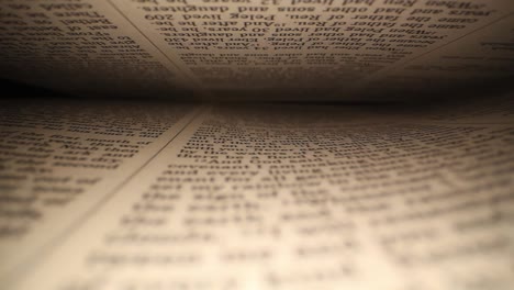 moviéndose lateralmente a través de un libro de izquierda a derecha, páginas en la parte superior - inferior del marco a medida que pasa hacia el final