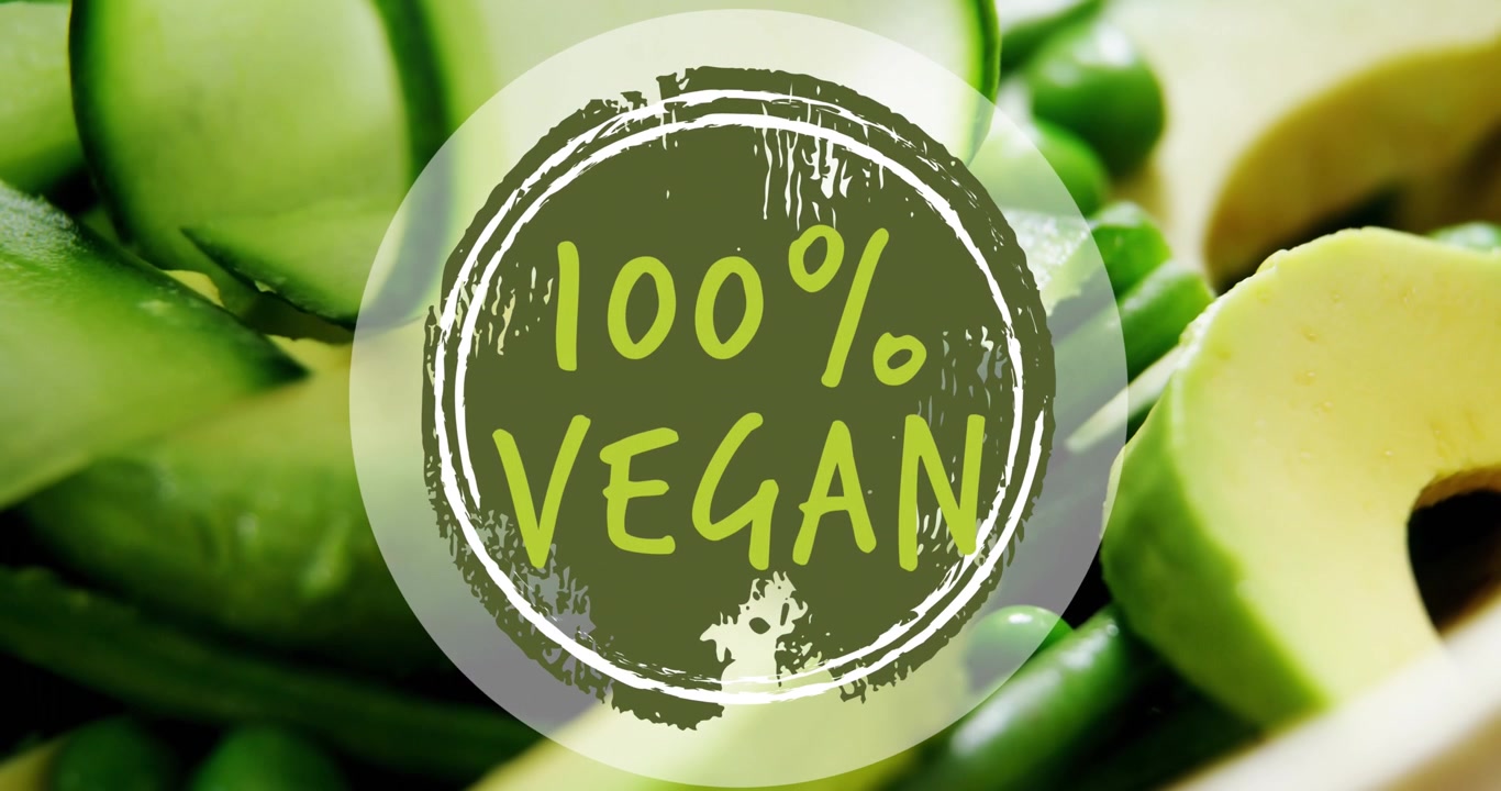 Sebzelerin yakın çekimine karşı %100 vegan yazılı metin afişinin animasyonu.