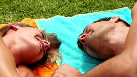 una pareja sexy acostada en toallas de playa en vacaciones.