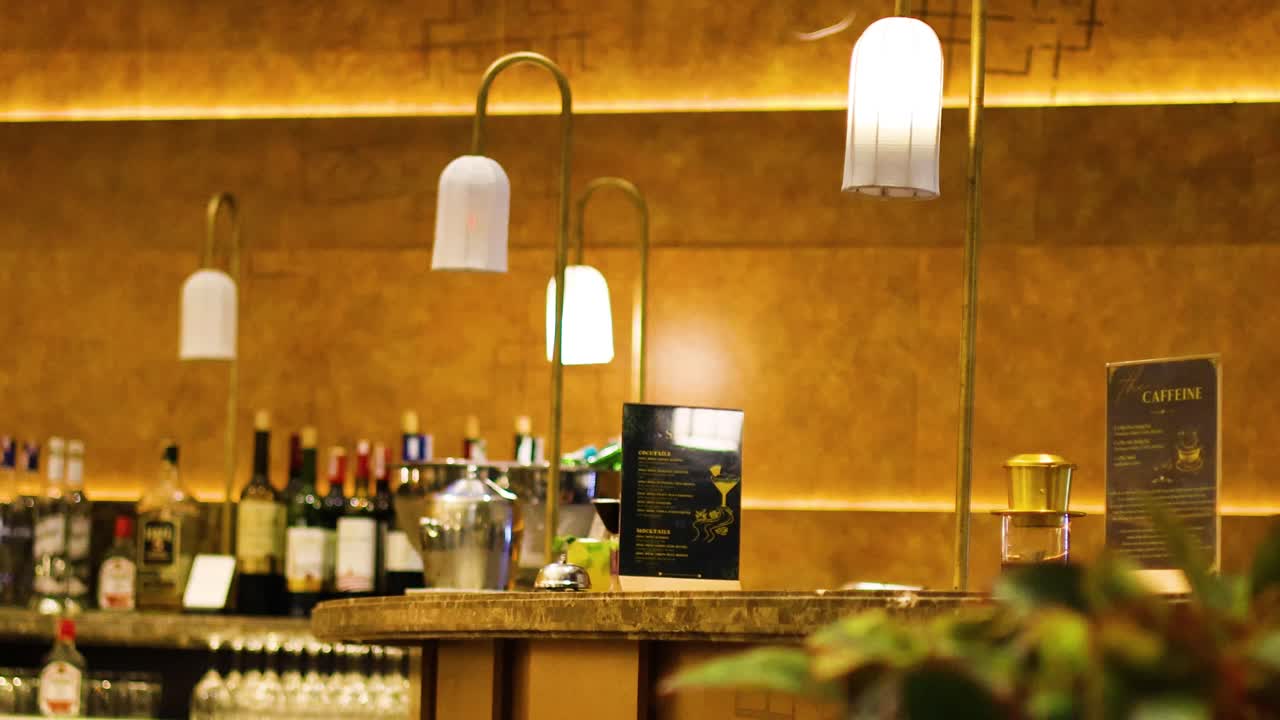 베트남 바에서 따뜻한 조명과 음료