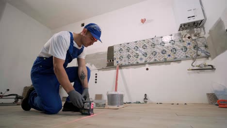 instalación de azulejos de cerámica para el suelo - medición y corte de las piezas. construcción, renovación, reparación de apartamentos. cortes de baldosas. corte de baldosas