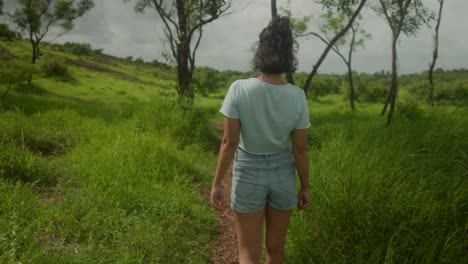 Chica-De-La-Naturaleza-Caminando-En-El-Bosque