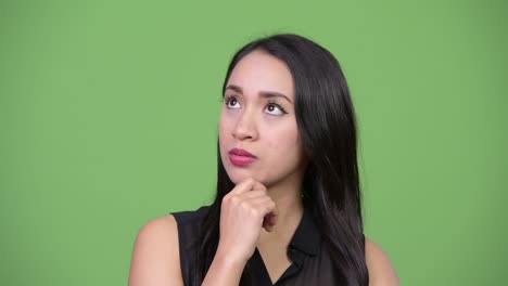 joven y hermosa mujer de negocios asiática pensando
