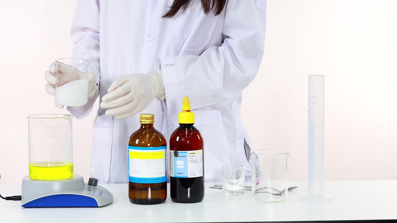 científico que lleva a cabo un experimento de reacción química con reloj de yodo en un entorno de laboratorio