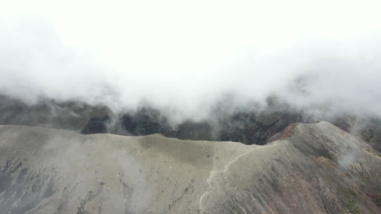 엘살바도르의 산타아나 화산 (santa ana volcano) 은 중앙아메리카의 공중 지층 화산으로, 크레이터 위를 지나가는 구름이다.