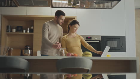 una pareja disfrutando del desayuno en la cocina.