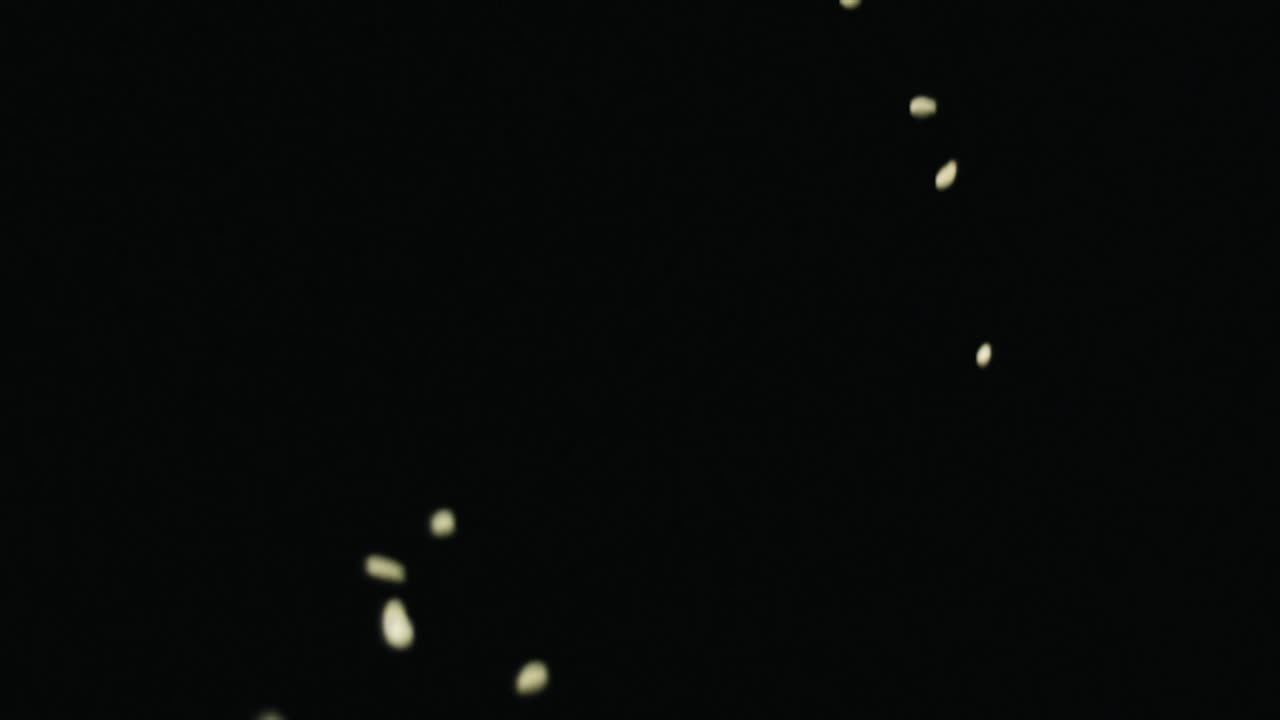 검은 바탕에 이 떨어지는 모습