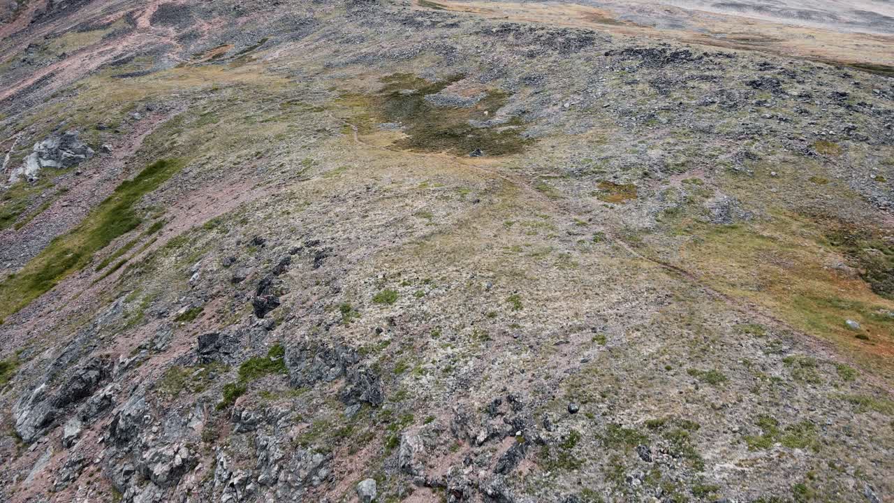 обширные и изрезанные горные склоны, окружающие кратерное озеро близ города смитерс в британской колумбии, канада