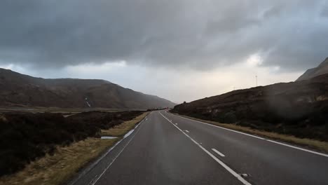 carretera abierta en la isla de skye de escocia con cielos nublados y colinas onduladas, filmado en un vehículo en movimiento