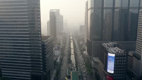 Fliegen-über-Die-Chong-Nonsi-Brücke-In-Bangkok