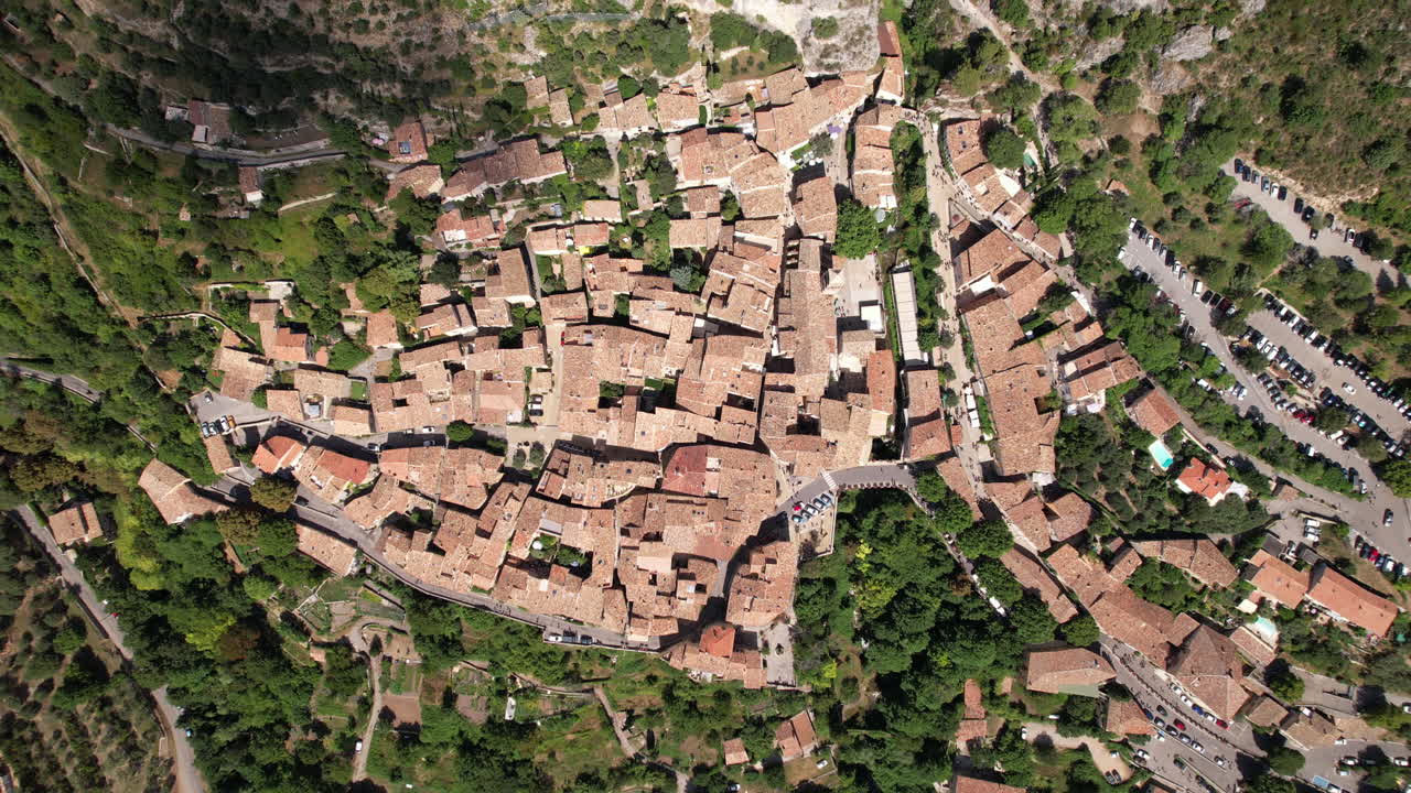 Vista aerea dall'alto su Moustiers, uno dei borghi più belli della Francia.