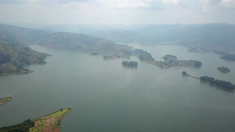 Vista-Panorámica-Del-Lago-Bunyonyi-En-Un-Día-Brumoso-En-Uganda,-áfrica---Disparo-De-Drones