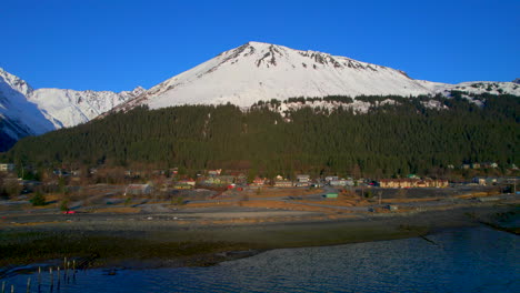 Vista-De-Drones-De-Seward-Alaska-Y-Montañas-Al-Amanecer