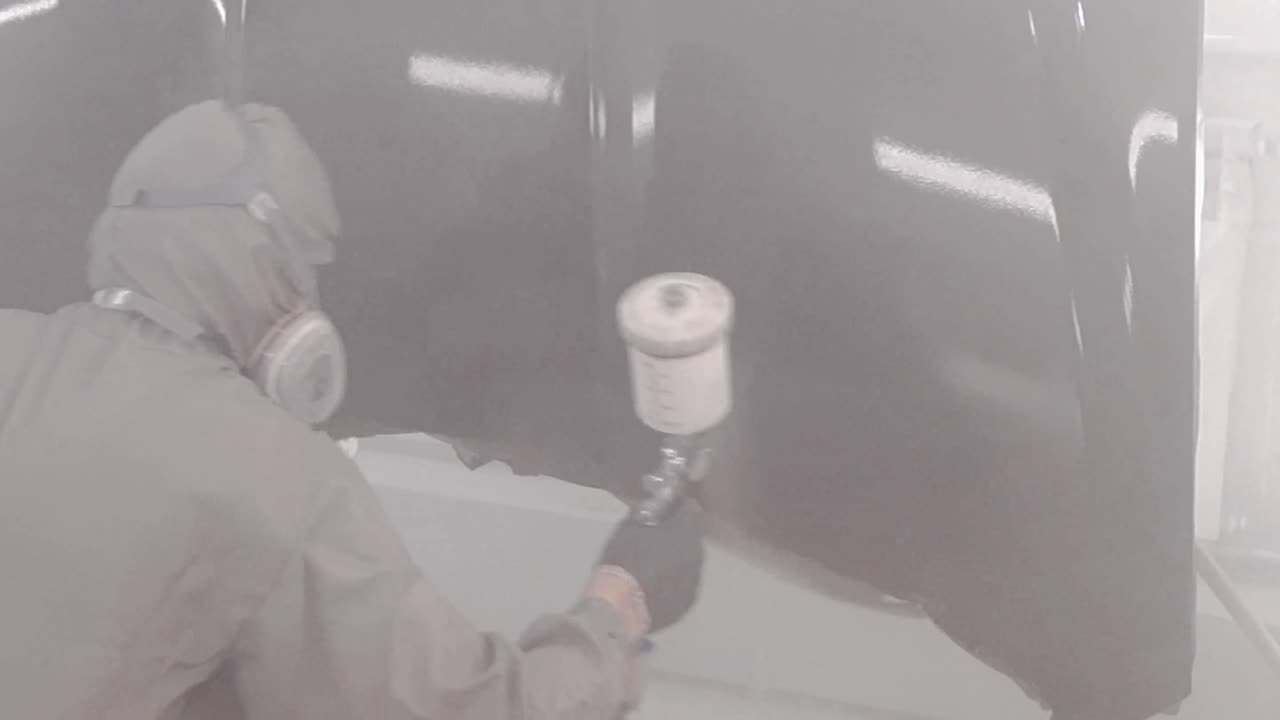 페인트 부스에서 자동차 페인팅 과정