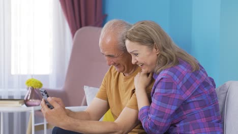 Social-media-user-couple-laughing-out-loud.