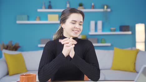 retrato de una joven empresaria exitosa e inteligente que trabaja en su oficina en casa.