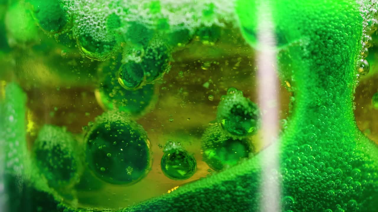 과학적 설정에서 다채로운 액체 역학