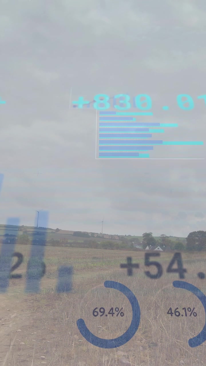 Video verticale: HUD AR che appare all'inizio su un campo, con barre e indicatori animati che mostrano dati sulle colture.