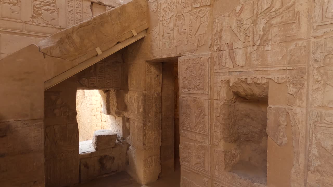 jeroglíficos en la pared dentro del antiguo pueblo de deir el-medina en egipto