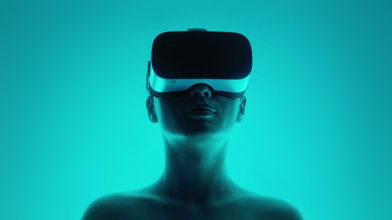 Orang mengenakan headset realitas virtual menggerakkan kepala saat tenggelam dalam simulasi digital dengan latar belakang biru.