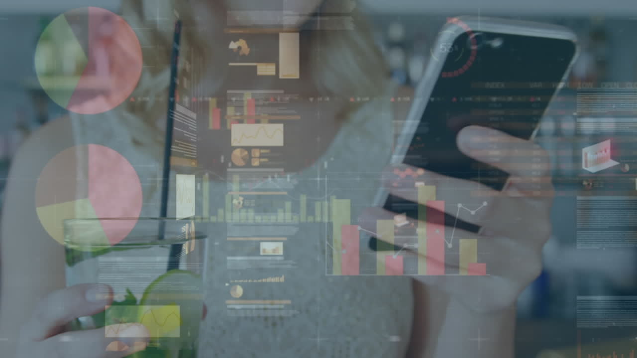 animación del procesamiento de datos financieros sobre una mujer de negocios caucásica que usa un teléfono inteligente