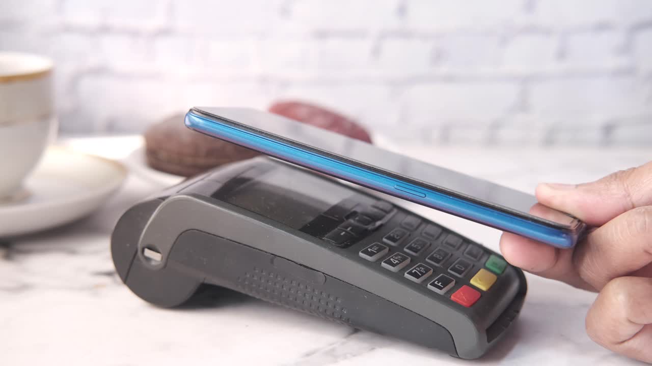 pago móvil en un café