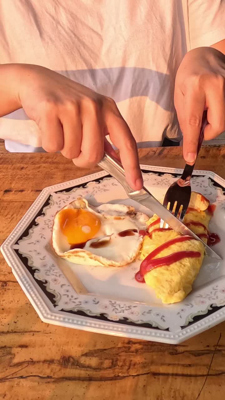 이 나는 날 케이크를 잘라서 먹는 사람