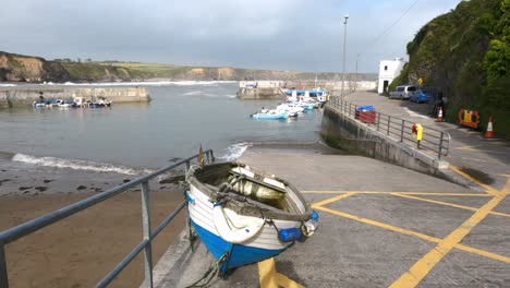 Pequeños-Barcos-Pesqueros-A-Salvo-De-Una-Tormenta-De-Verano-En-La-Costa-Del-Cobre-En-Waterford,-Irlanda