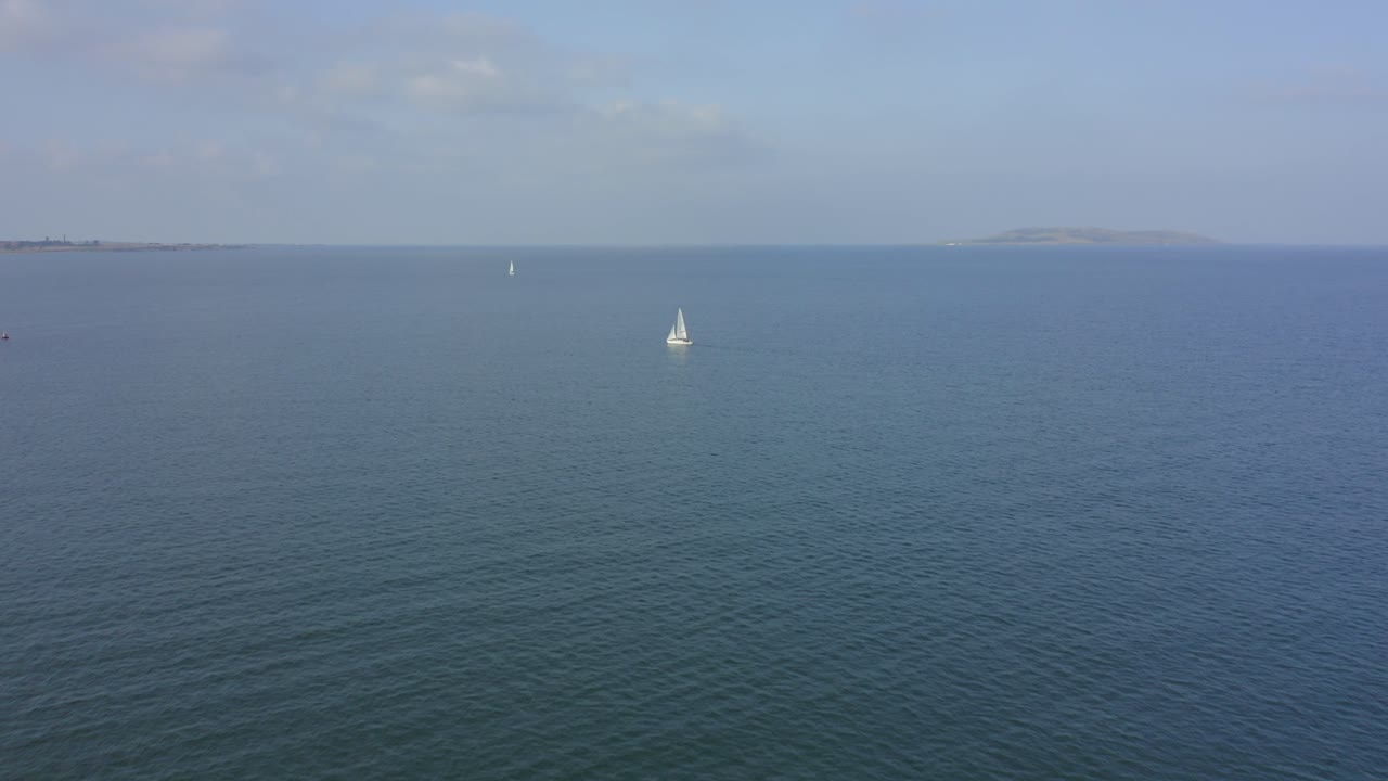 vista aérea, 4k, tiro que se acerca, dos barcos de vela en el mar