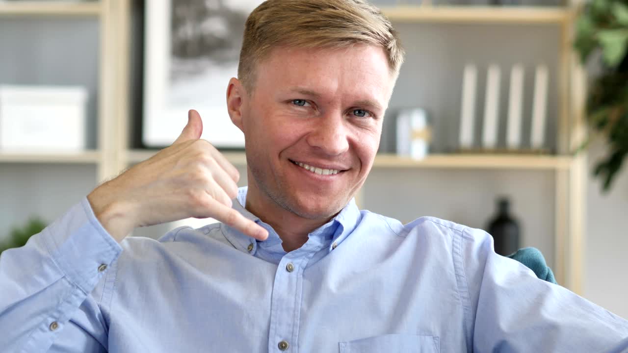 llamame el gesto de un hombre de negocios