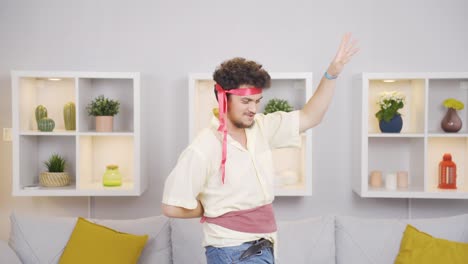 baile gracioso del hombre gracioso en casa.