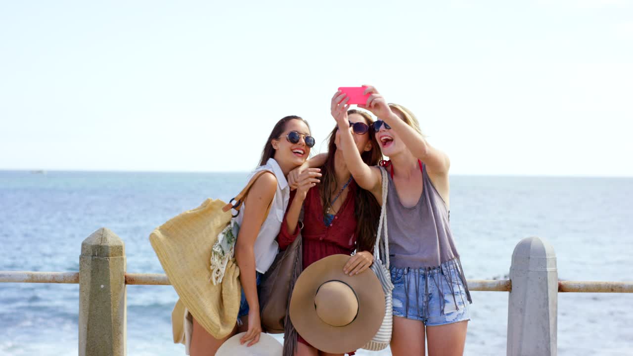 imágenes de video de 4k de un grupo de amigos tomando selfies juntos