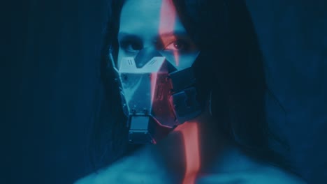 retrato de una mujer cyberpunk
