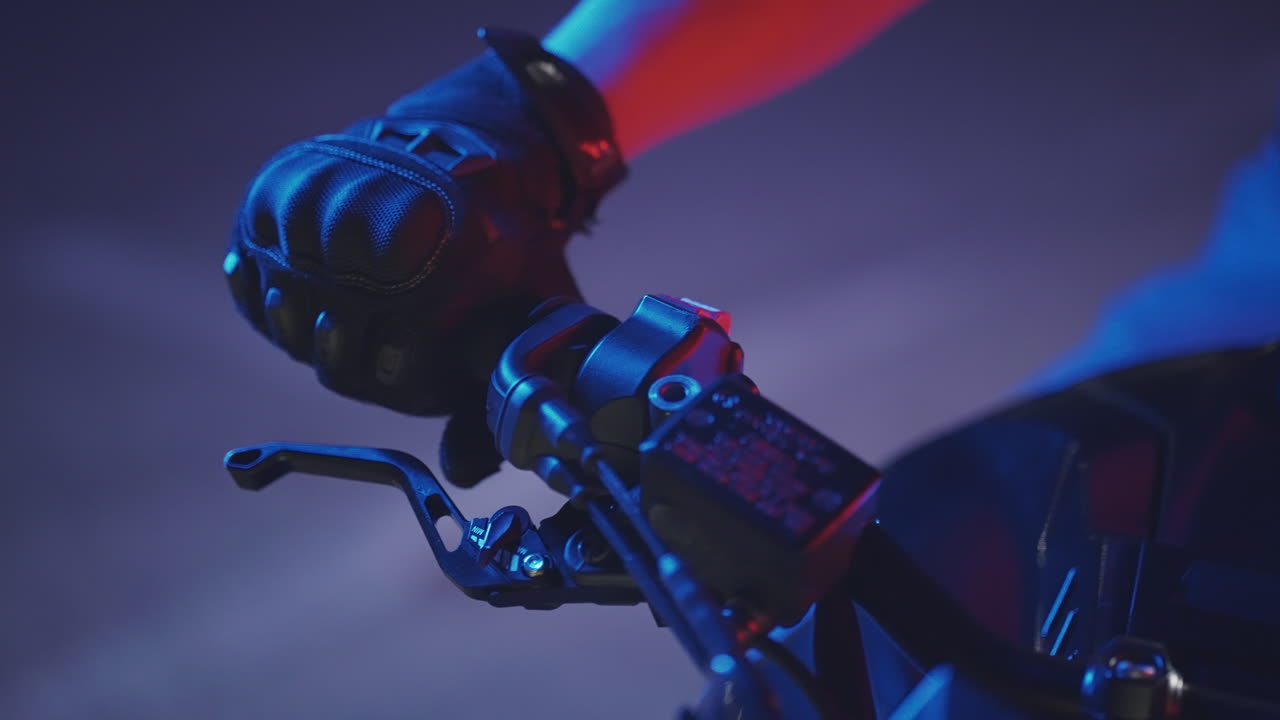 primer plano del manillar y los guantes de motocicleta