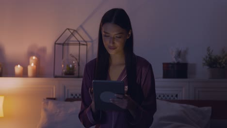 mujer leyendo en una tableta en la cama por la noche