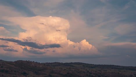 Zeitraffer-Stürmischer-Himmel-Mit-Cumulonimbus-Wolken,-Die-Sich-Bilden-Und-Von-Der-Untergehenden-Sonne-Während-Des-Sonnenuntergangs-In-Der-Ländlichen-Gegend-Von-Madrid-Beleuchtet-Werden