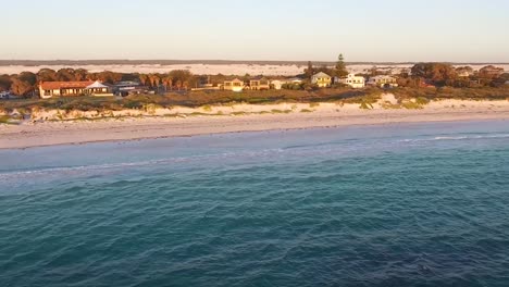 drone, vistas aéreas de la playa de noosa, costa del sol, australia