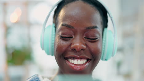 Teléfono,-Música-Y-Cara-Feliz-De-Baile-De-Mujer-Negra.