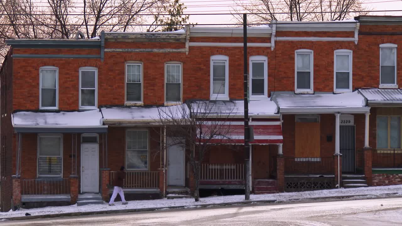 casas adosadas a lo largo de una calle de invierno en baltimore