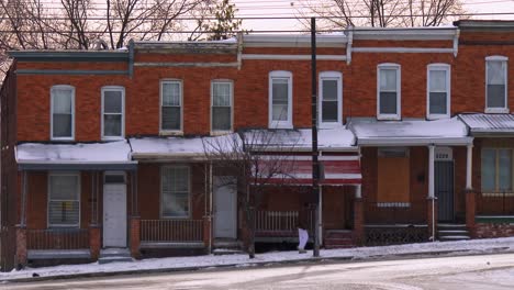 Hilera-De-Casas-A-Lo-Largo-De-Una-Calle-De-Invierno-En-Baltimore