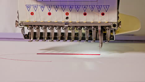 máquina de coser moderna y automática de alta tecnología para textiles