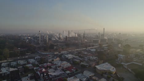 Toma-Aérea-De-Una-Refinería-En-Una-Mañana-Contaminada