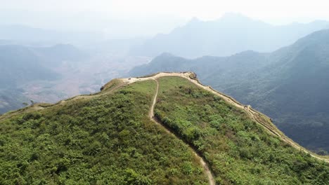 Vista-Aérea-De-Un-Acantilado-Con-Verdes-Y-Exuberantes-Montañas-Y-árboles-En-Tailandia---Toma-Aérea