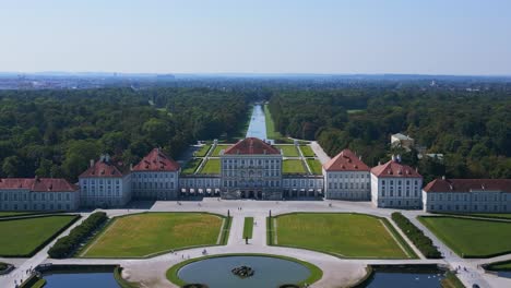 gran vista aérea de arriba vuelo castillo nymphenburg palacio paisaje ciudad ciudad munich alemania bávaro, verano cielo azul soleado día 23
